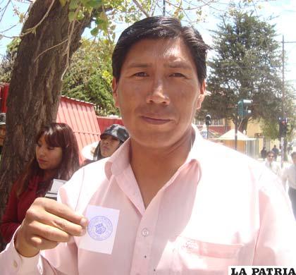 ÓSCAR CALIZAYA: Cuando nos apersonamos para cumplir con la votación nos vimos sorprendidos porque la mesa ya estaba cerrada y justo cuando llegamos antes de las cuatro ya estaban haciendo el conteo y pudimos advertir que en otra mesa incluso al existir fila lo cerraron exactamente a las cuatro de la tarde, yo no sé porqué fueron tan radicales en este aspecto, esto nunca sabía suceder y de paso al llegar al tribunal nos dieron una fichas para poder obtener el certificado y no valieron de nada.
