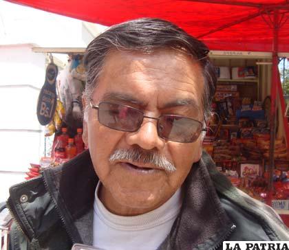 JUAN MARTÍNEZ: En las pasadas elecciones para elegir alcalde no pude viajar a La Paz, vine a la corte y no me explicaron nada más, yo confiado en que estaba registrado en La Paz, me fui a esa ciudad y ayer sorpresivamente no apareció mi nombre en las listas, una vez que consulté me informaron que mi nombre estaba registrado en la unidad “San Ignacio de Loyola de Oruro” y por eso tuve que venir a tratar de arreglar este problema y recoger el certificado que me sirve para realizar trámites.