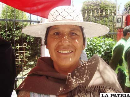 NATIVIDAD CONDORI TOLA: No pude llegar a tiempo para votar, tenía que llegar desde Bolívar una población cercana a Cala Cala, no pude llegar a pie y por eso estoy haciendo fila para obtener el certificado, no podía hacer nada, ¿cómo voy a llegar hasta aquí? si no hay movilidad, y para algo siempre me servirá pues este papel, por eso tengo que hacer fila, ojalá me entreguen pues si no, no sé qué hacer ojalá no tenga problemas.
