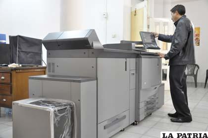 Moderna máquina imprime y encuaderna
