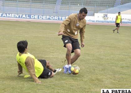 Cristian Díaz con el dominio de la pelota