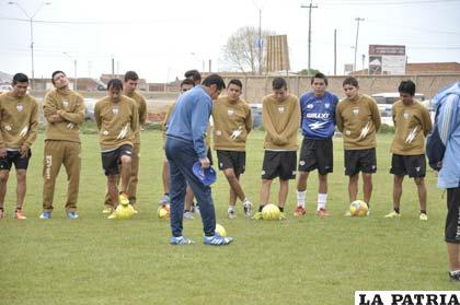 Los “santos” reanudaron su trabajo con una charla técnica