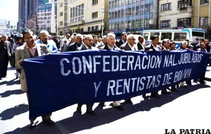 Dirigentes de los jubilados marchan por las calles de La Paz