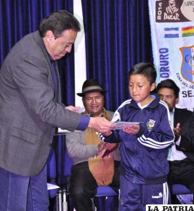 Flores recibe la distinción