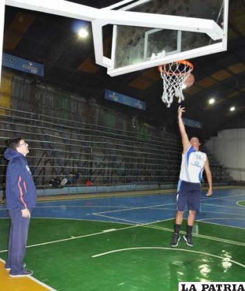 Pepiche observa el trabajo de sus dirigidos