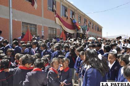 Acto central de la unidad educativa Movimiento Sin Techo Nacional Andino