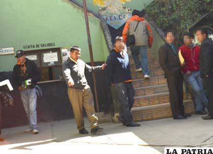 El presunto abogado y ladrón es escoltado previo a su declaración