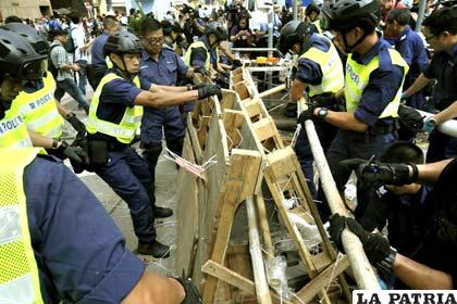 La Policía retira vallas en Hong Kong