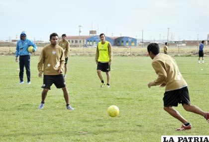 Los “santos” en estos días entrenan en doble turno