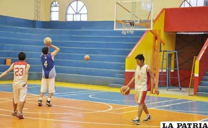 Los entrenamientos de Derecho se cumplen al mediodía en su propio campo deportivo
