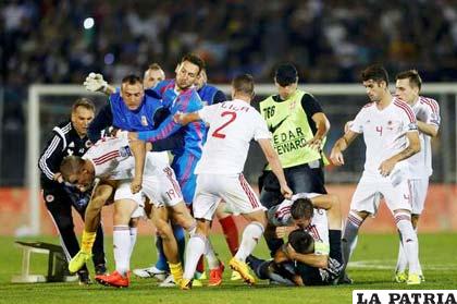 El partido Serbia - Albania fue suspendido por una gresca