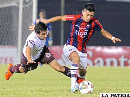 Mareco de Cerro Porteño con el dominio de la pelota