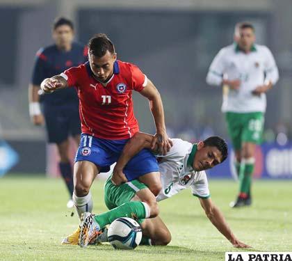 Eduardo Vargas en la disputa del balón con Miguel Hurtado