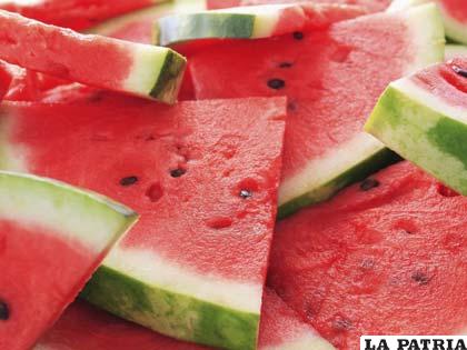 La sandía contiene vitamina C, vitamina A, potasio y magnesio entre otros