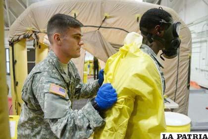 Militares aprenden a usar los trajes que los protegerán del temible virus del ébola