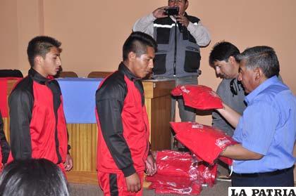 Etzhel Llanque hace la entrega del uniforme a los estudiantes del colegio Saracho