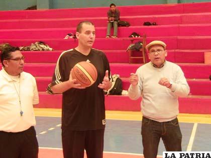 Durante la presentación del nuevo entrenador de Derecho