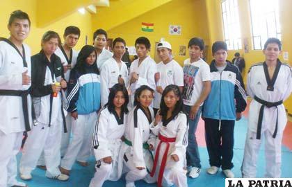 Deportistas orureños dedicados al taekwondo