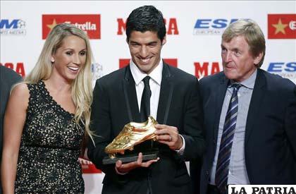 Suárez con la Bota de Oro, junto a su esposa Sofía Baldi y Kenny Dalglish