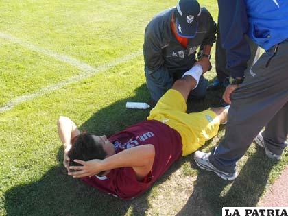 Lora es atendido casi de inmediato por el médico del club Horacio Callejas