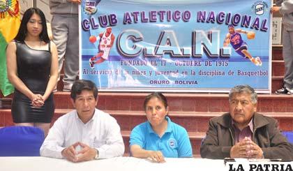 Nava, Alcócer y Llanque, durante la presentación del equipo