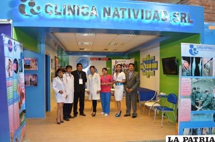 El stand de la Clínica Natividad tiene las características de un consultorio médico