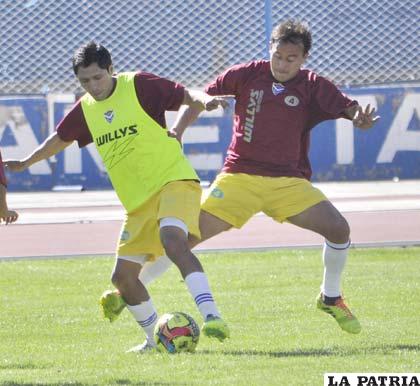 Puma y Zabala disputan el balón