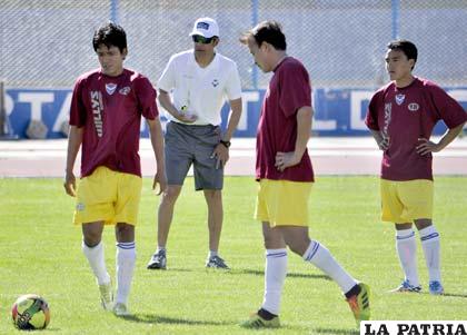 Zazhú observa el trabajo de Verduguez, Zabala y Loaiza