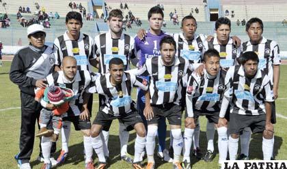 El plantel de jugadores del Oruro Royal Club