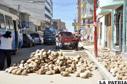 Material de construcción esparcido en la calzada