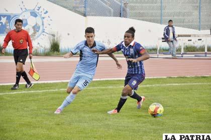 Juan Miguel Callejón y Alejandro Morales disputan el balón 