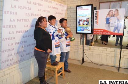Las familias orureñas se divirtieron tomándose fotografías para ser parte de la “noticia”
