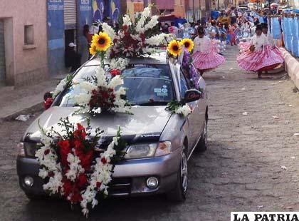Cargamentos de flores encabezaron entrada en honor a la Virgen del Rosario