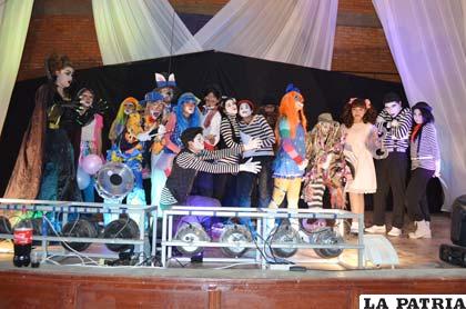 Todo el elenco de Teatro Espuac en Expoteco 2014