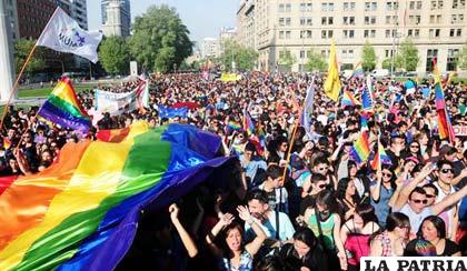 Miles participan en Chile en marcha por la diversidad sexual