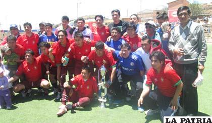 El plantel de jugadores de Municipal que logró el título 