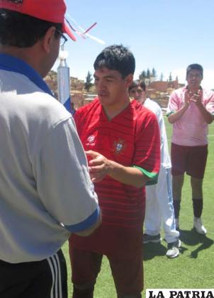 Saavedra recibe el trofeo de campeón