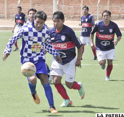 Una acción del partido en el cual Escara venció a San Isidro