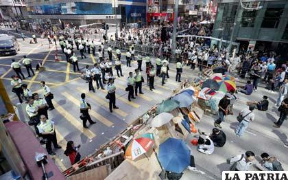 Manifestantes prodemocracia se enfrentan a la policía de Hong Kong