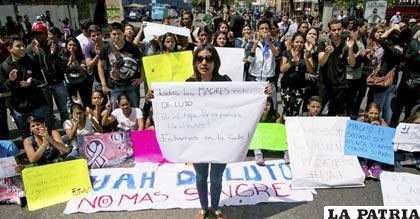 Venezolanos protestan contra la violencia