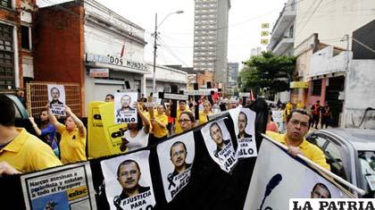 Un grupo de periodistas marchan por 16 colegas asesinados