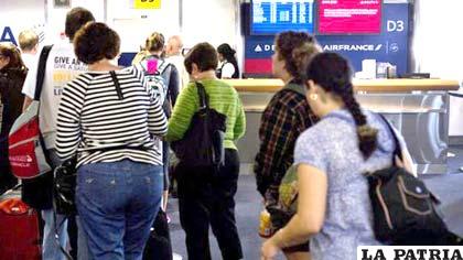 Pasajeros que llegan a Estados Unidos son revisados en los aeropuertos