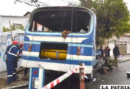 Parte trasera del microbús que se incendió en La Paz
