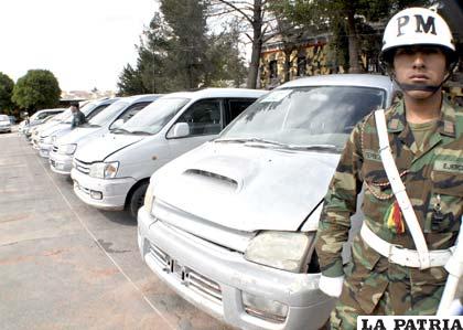 Los vehículos incautados por el Ejército son entregados a la Aduana