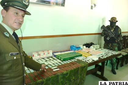 El coronel Pérez muestra el lote de medicamentos secuestrados