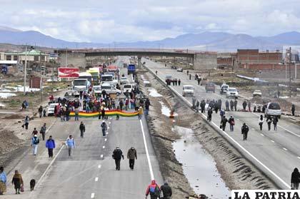 Doble vía Oruro - La Paz estuvo bloqueada casi toda la jornada