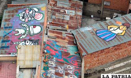 Vista aérea, desde el teleférico, de los techos pintados por el colectivo boliviano