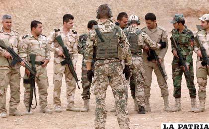 Soldados peshmergas recibiendo instrucción militar