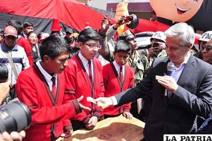 El vicepresidente Álvaro García entrega el bono a los estudiantes del Saracho