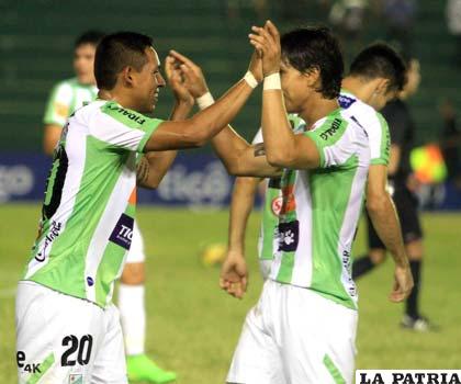 Vargas y Bejarano celebran el tanto del empate de Oriente